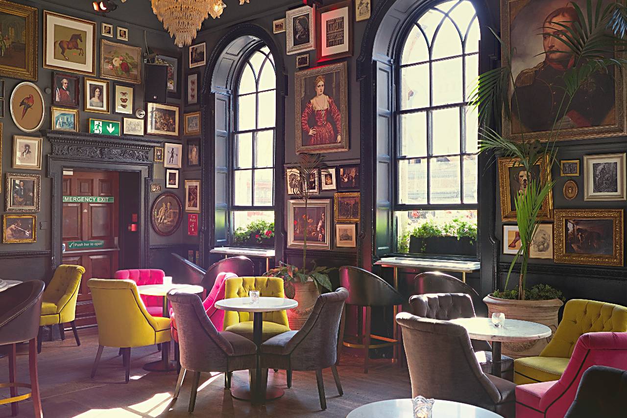 4-decorate-to-create-an-atmosphere-1607466659-5688.png