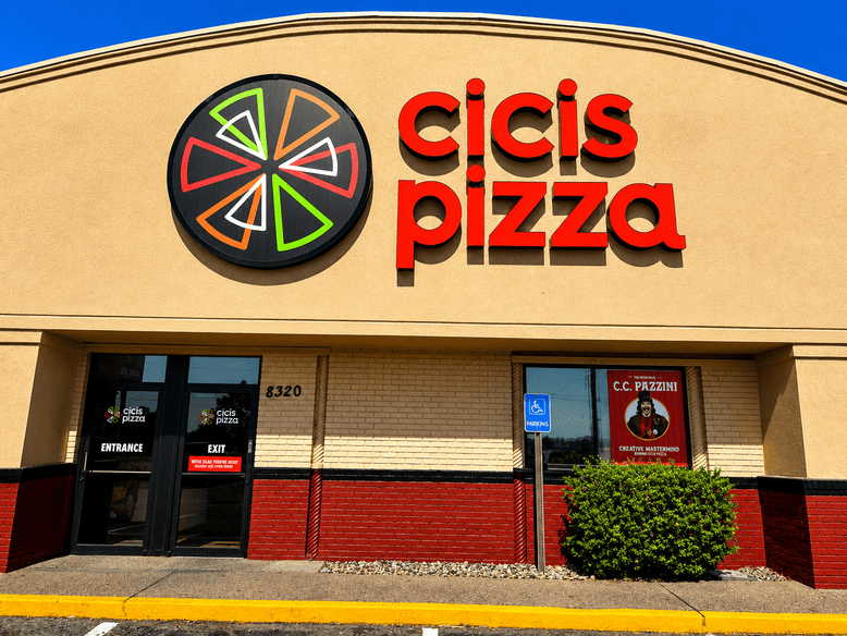 cicis-pizza-celebrate.png