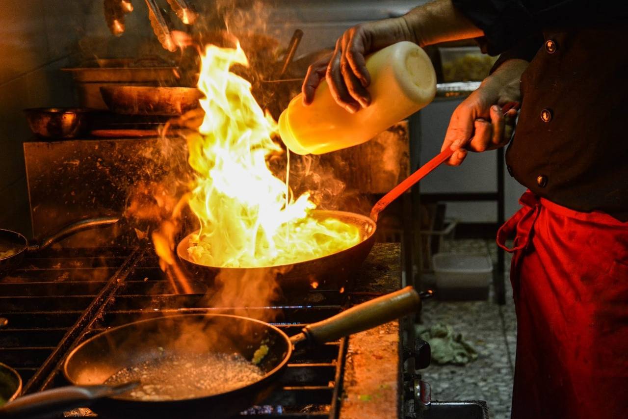 Store the hot foods above 140 F or above to make sure they stay fresh