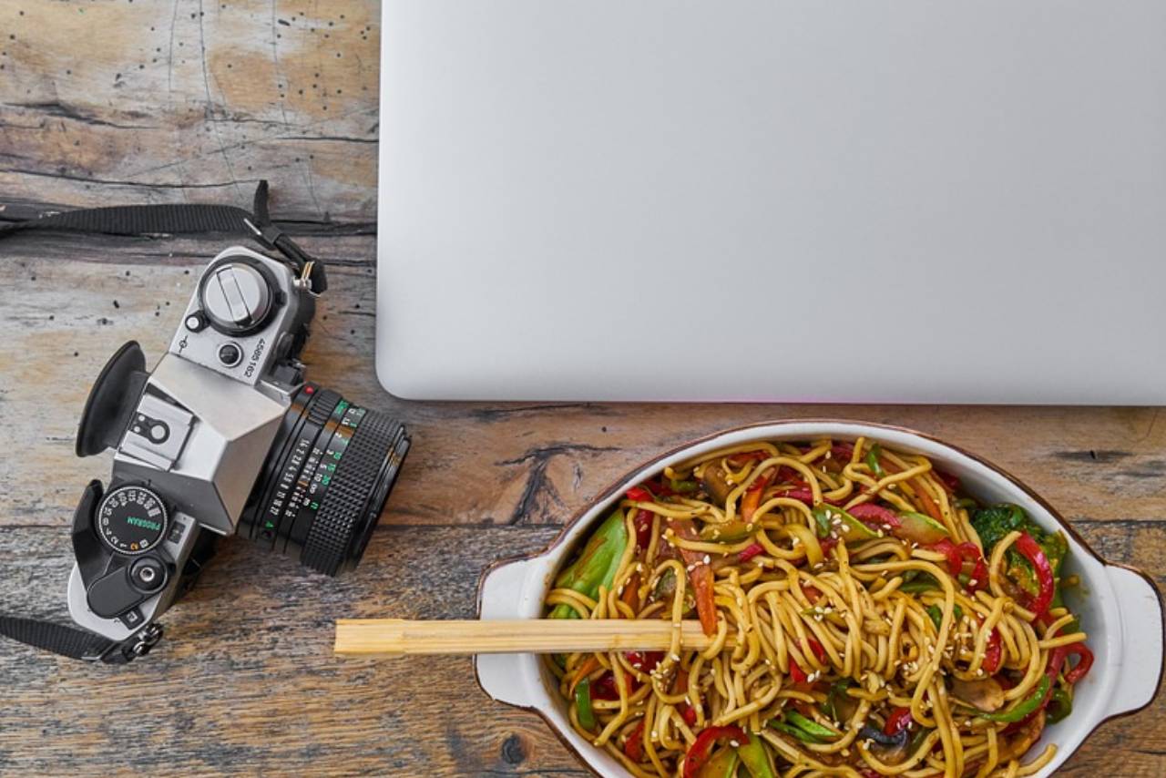 You might think that a kitchen is a kitchen is a kitchen, but the future of cooking is already here. I'm talking about digital kitchens. Digital kitchens are kicking us into the future! Watch out!