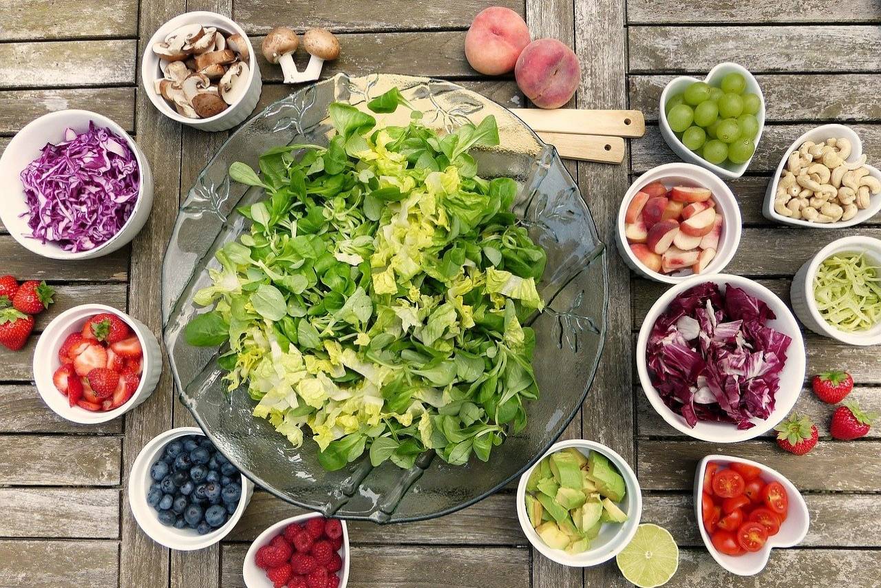 As more and more consumers turn to a healthier lifestyle, fast food chains have upgraded their salad menus to offer lighter and greener options while eating out. 'Eat Healthy' is the mantra in vogue.