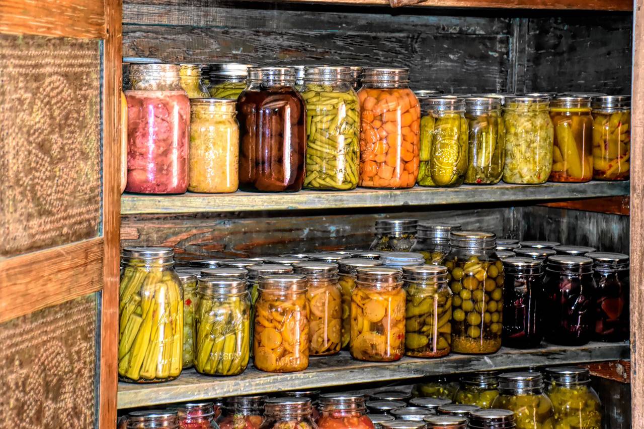By choosing the appropriate restaurant food storage containers, establishments can streamline preparation and inventory counts while reducing food waste.