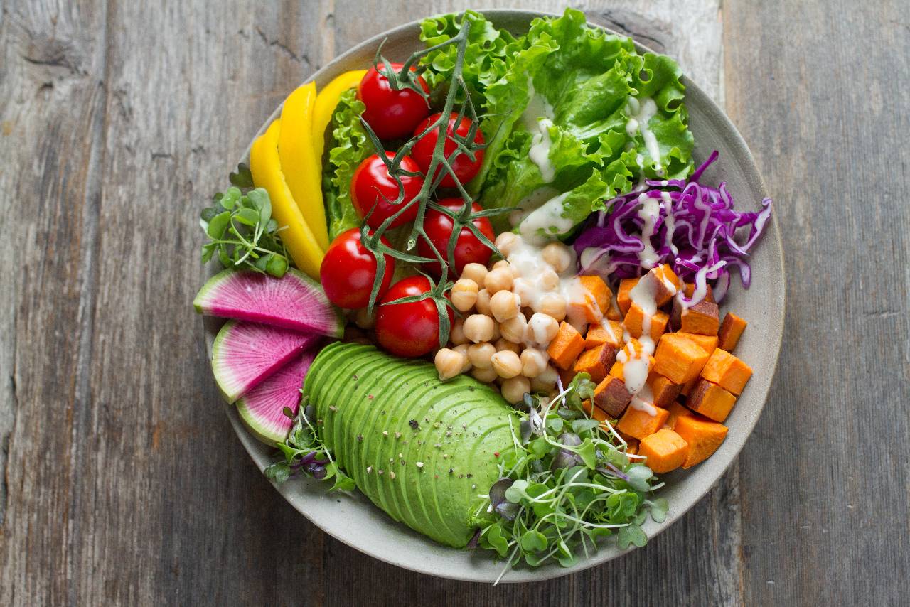 Restaurants and grocers can reduce food costs and increase revenue by following a set of best practices. Here are the top tips to decrease food costs and prevent food waste.