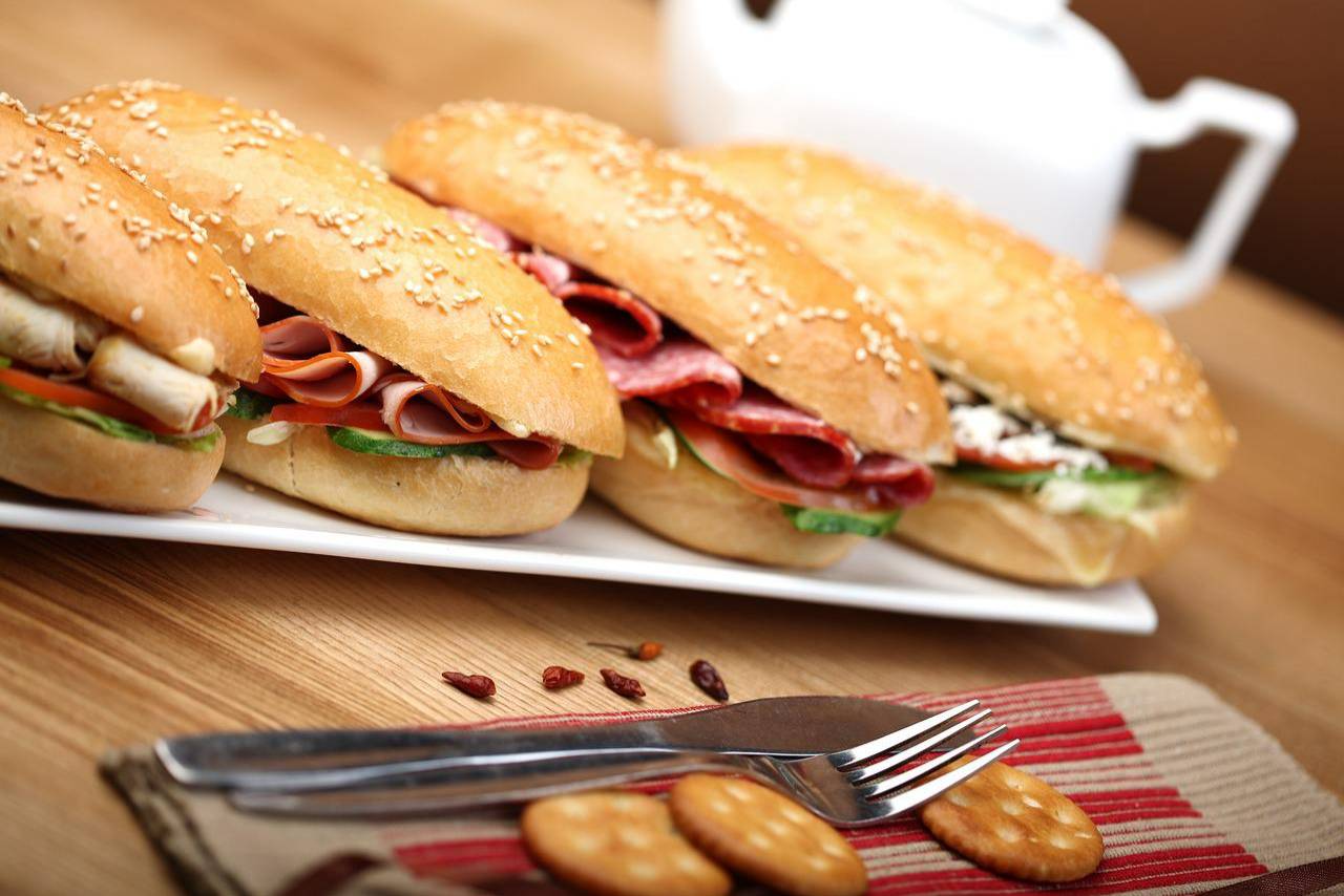 After a complete revamp of the menu, Subway is now planning to set up automatic meat slicers at all 22,000 of its locations over the course of a year as part of its"Eat Fresh Refresh" campaign.
