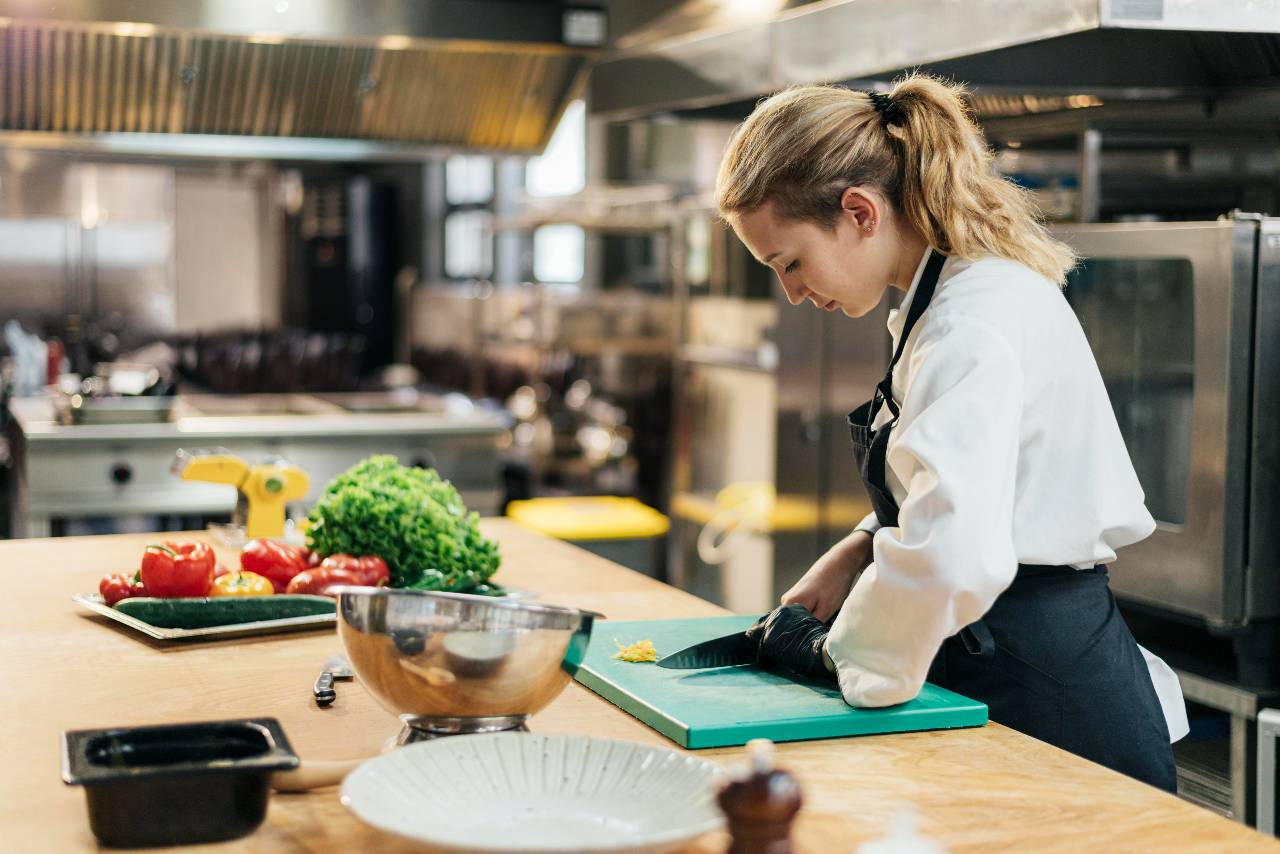 use-separate-cutting-boards-and-utensils-1760640304-3168.png