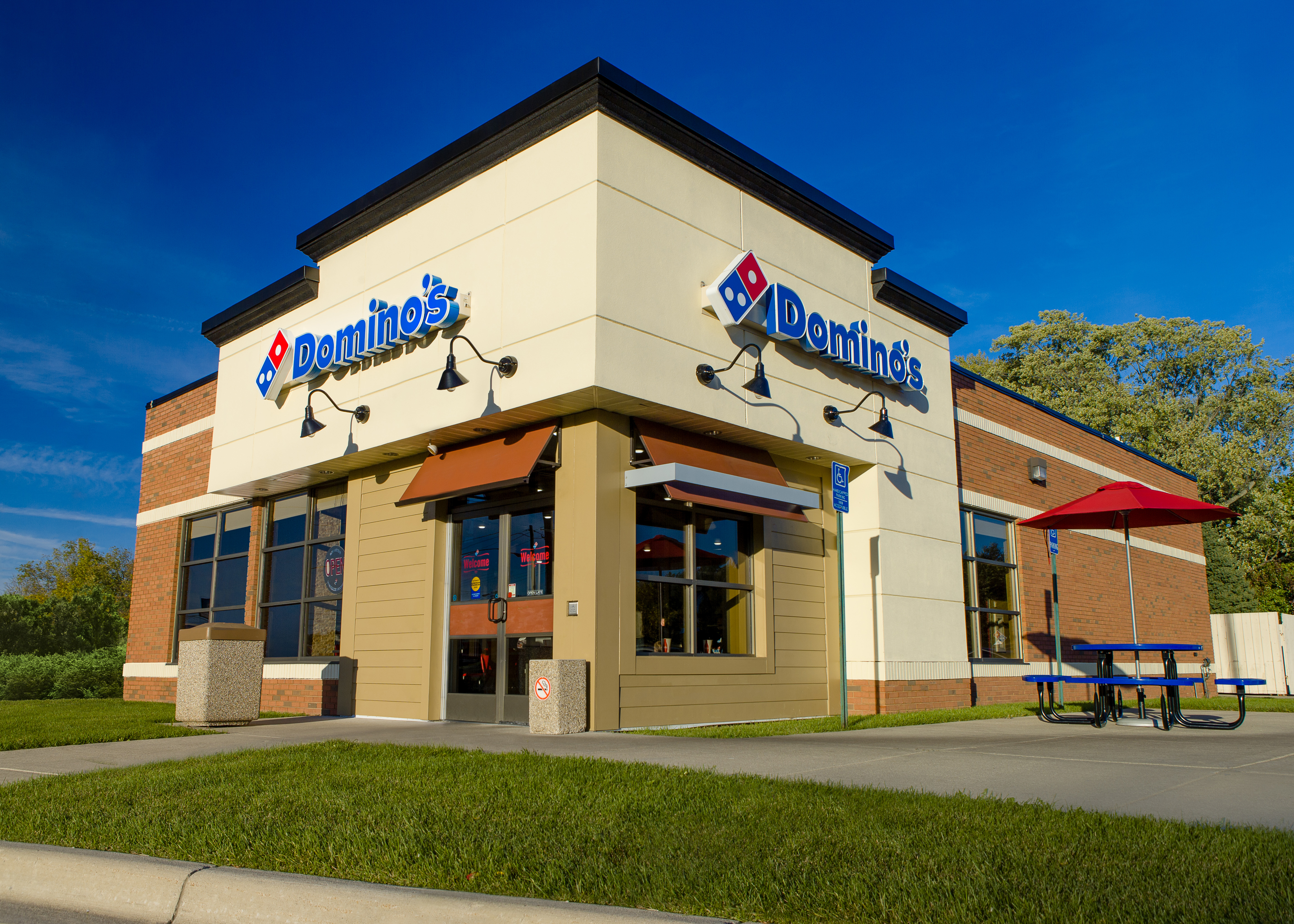 https://d3n2401vhvcfv5.cloudfront.net/_images/company/dominos/store-front-2.jpg