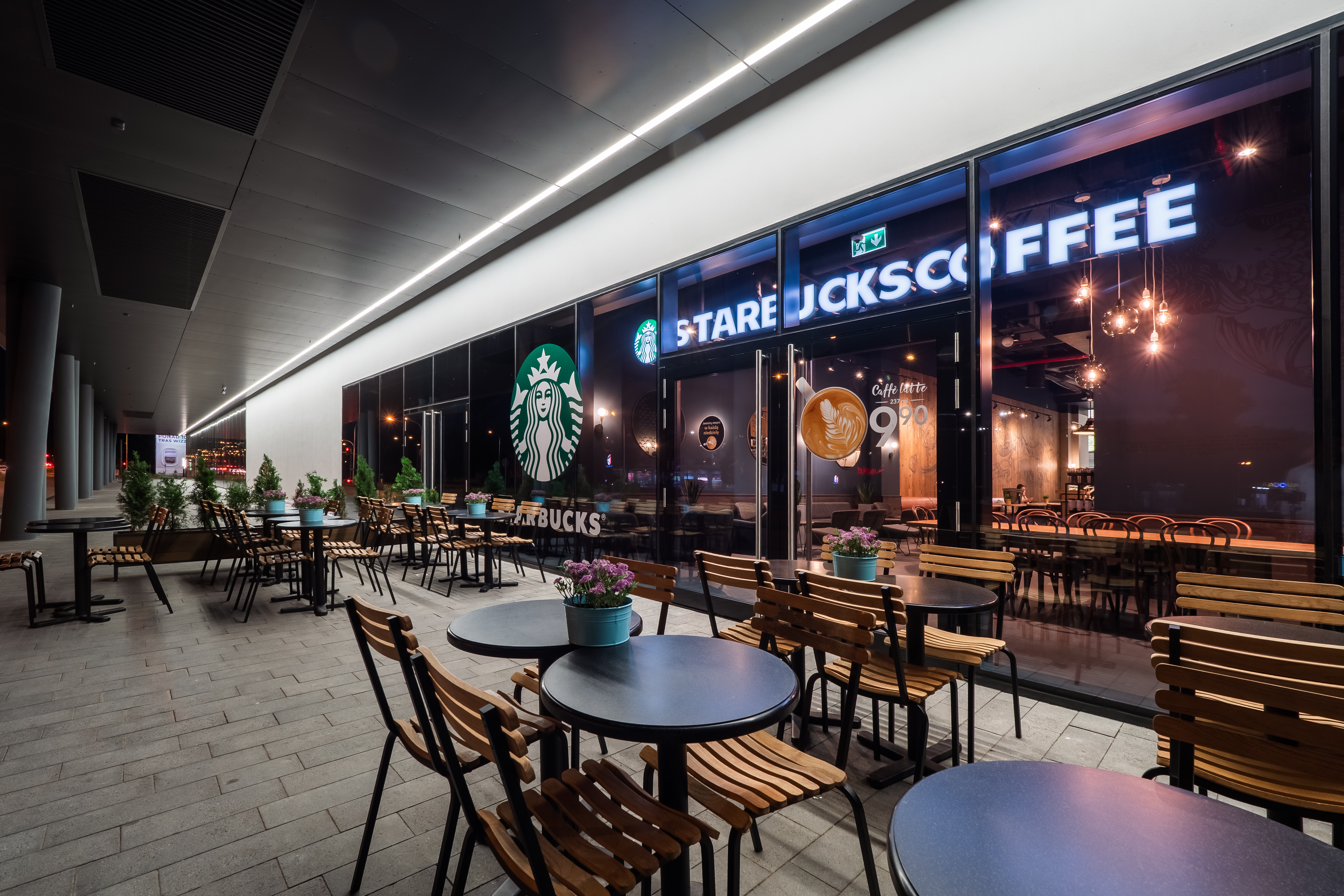 Explore the recent changes and decisions made by Starbucks, Hy-Vee, and Riko's Pizza in the restaurant industry.