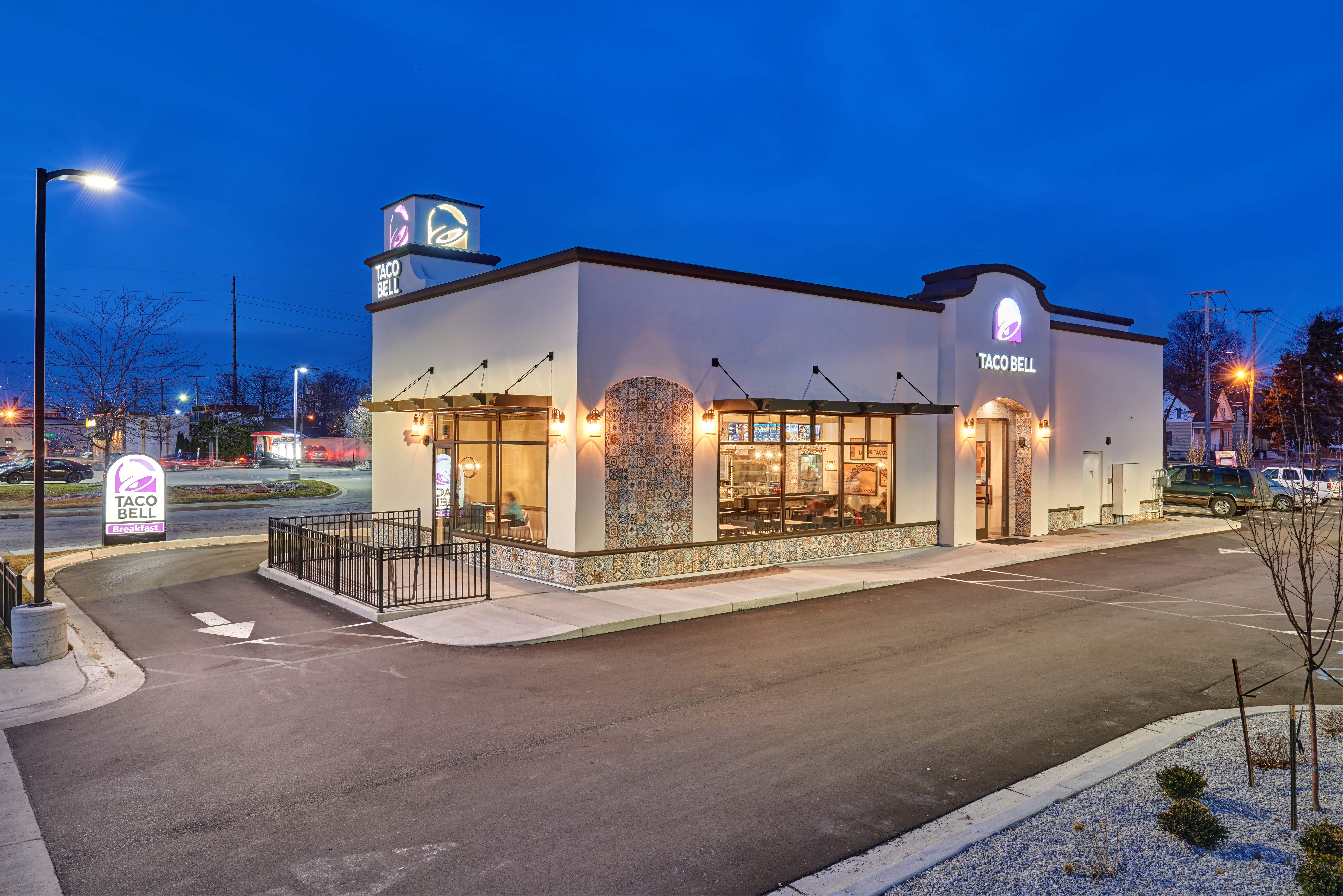 Explore Taco Bell's decision to allow franchisees to opt out of breakfast, focusing on menu optimization and enhancing lunch options. Discover the impact on the QSR industry and customer preferences.