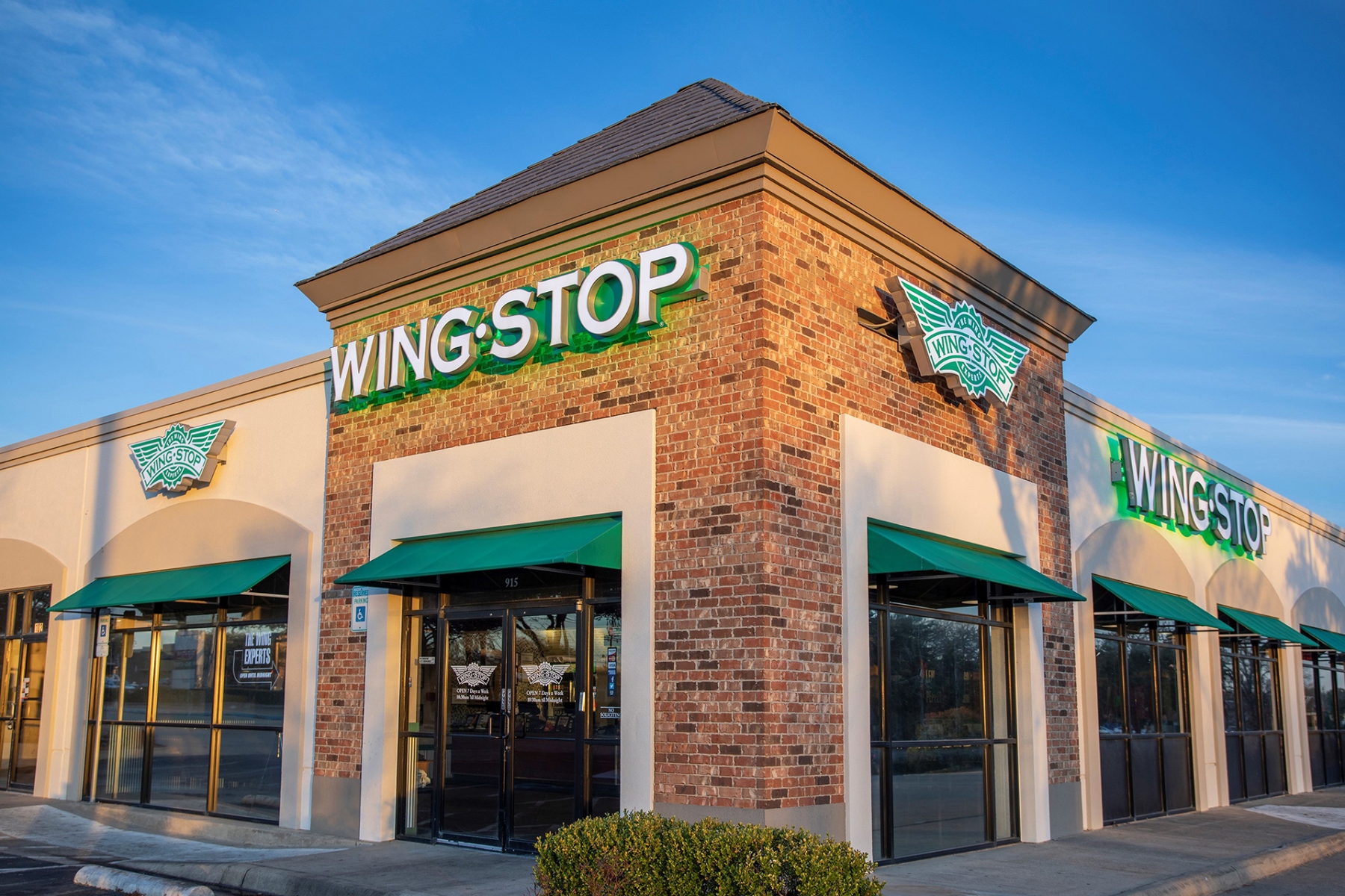 https://d3n2401vhvcfv5.cloudfront.net/_images/company/wingstop/store-front-2.jpg